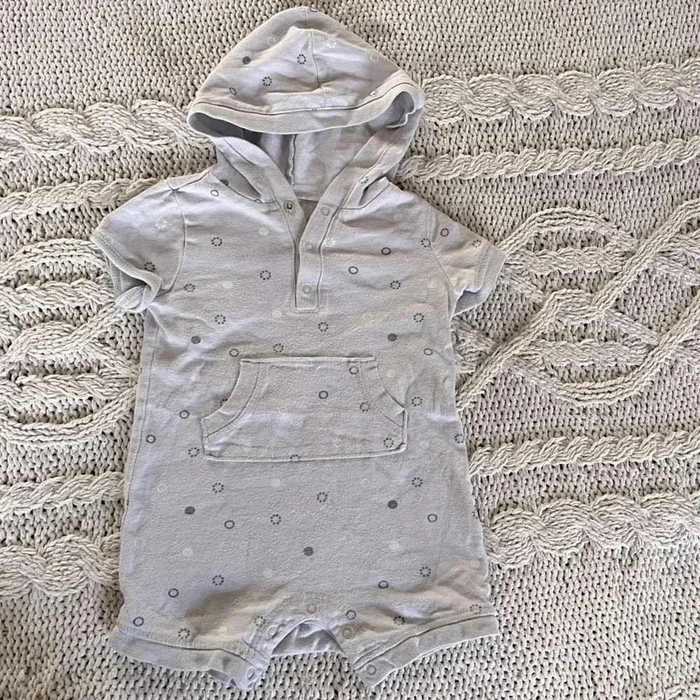Old Navy 6-12 months short sleeve hooded circle design gray romper with pocket